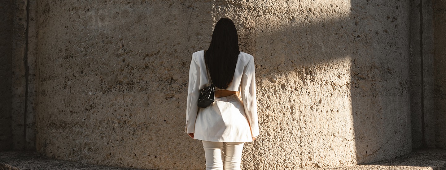 blazer, white blazer, beige blazer, woman with dark hair in blazer from behind, shot from behind, woman from behind, styling, fashion, trends, trending, trend, kiara kittner, kiara kittner koller, influencer, style influencer, brutal fruit, the suite, the suite edit